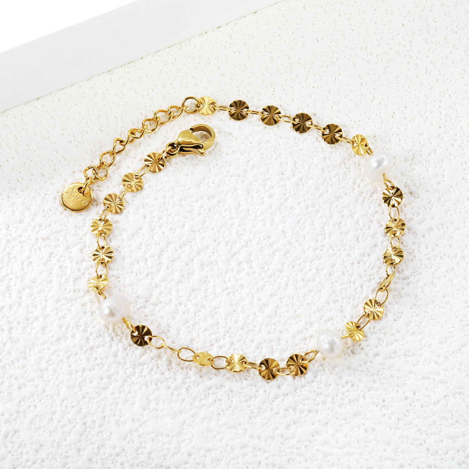 Damen Armband mit feinen Perlen und eleganten Blütenakzenten Shop Nory