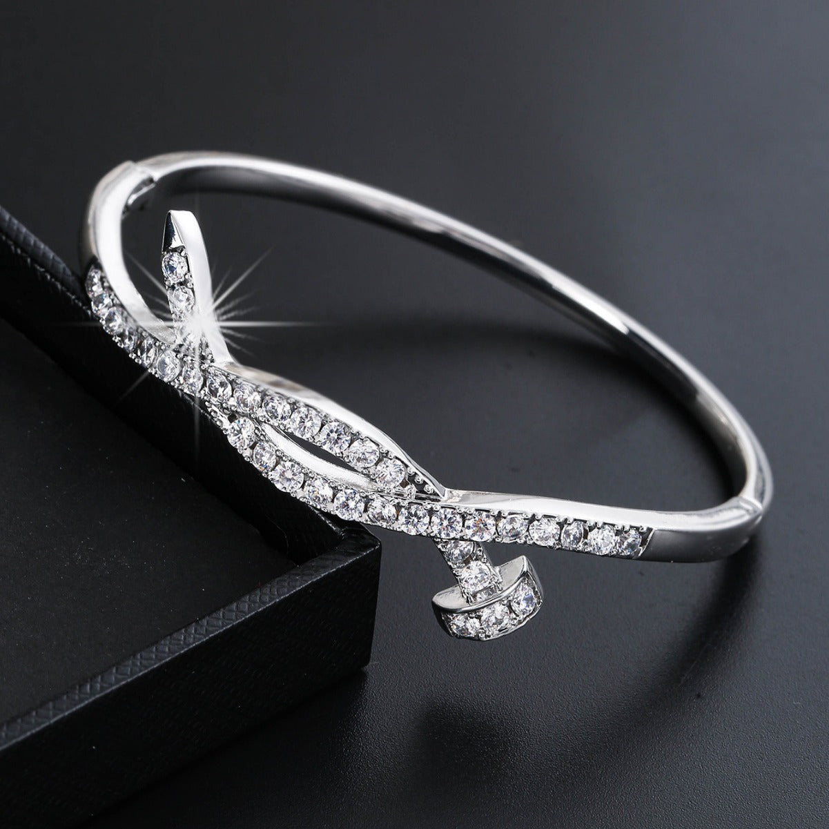 Damen Armreif mit elegantem Unendlichkeit-Muster und funkelnden Zirkonia Shop Nory