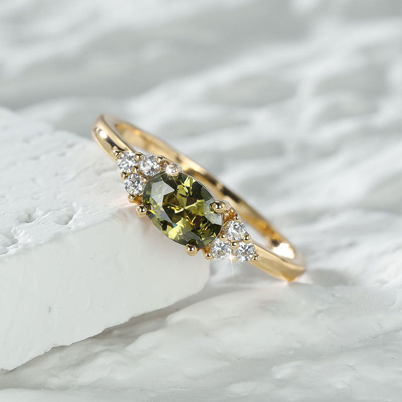 Damen eleganter Ring mit ovaler Edelsteinbesetzung und funkelnden Akzenten Shop Nory