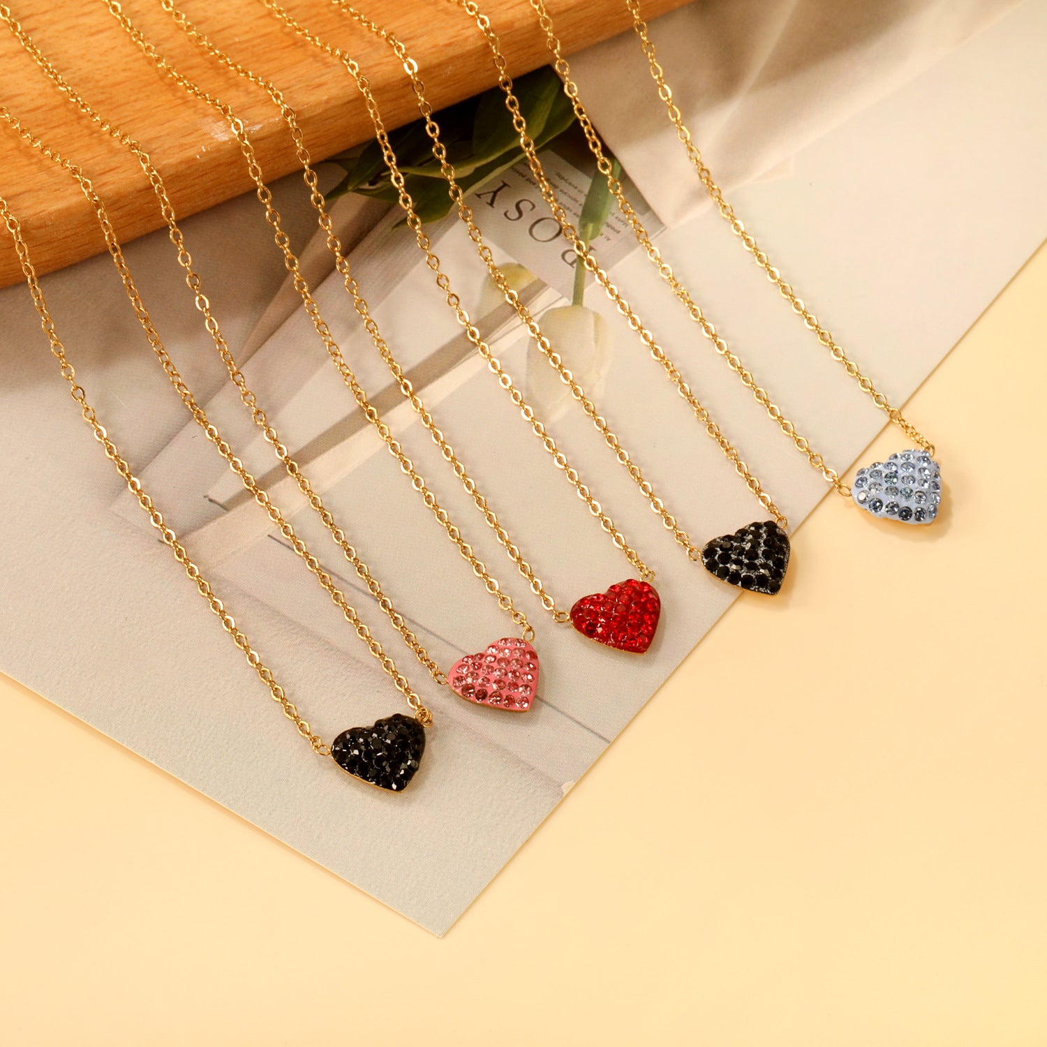 Damen Halskette mit herzförmigem Anhänger aus hochwertigem Edelstahl mit funkelnder Oberfläche Shop Nory