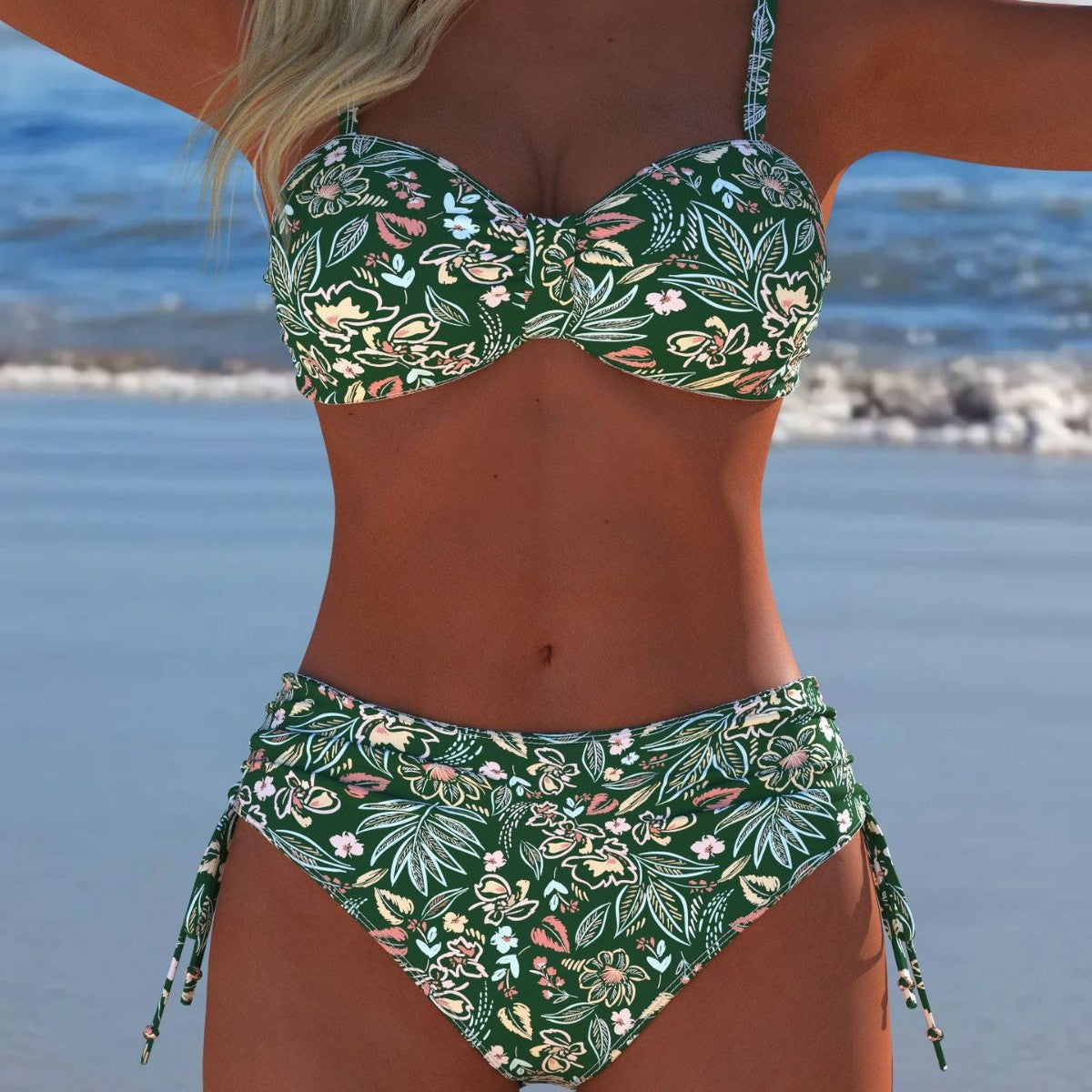 Damen Bikini-Set mit stilvollem Karomuster und goldfarbenen Akzenten