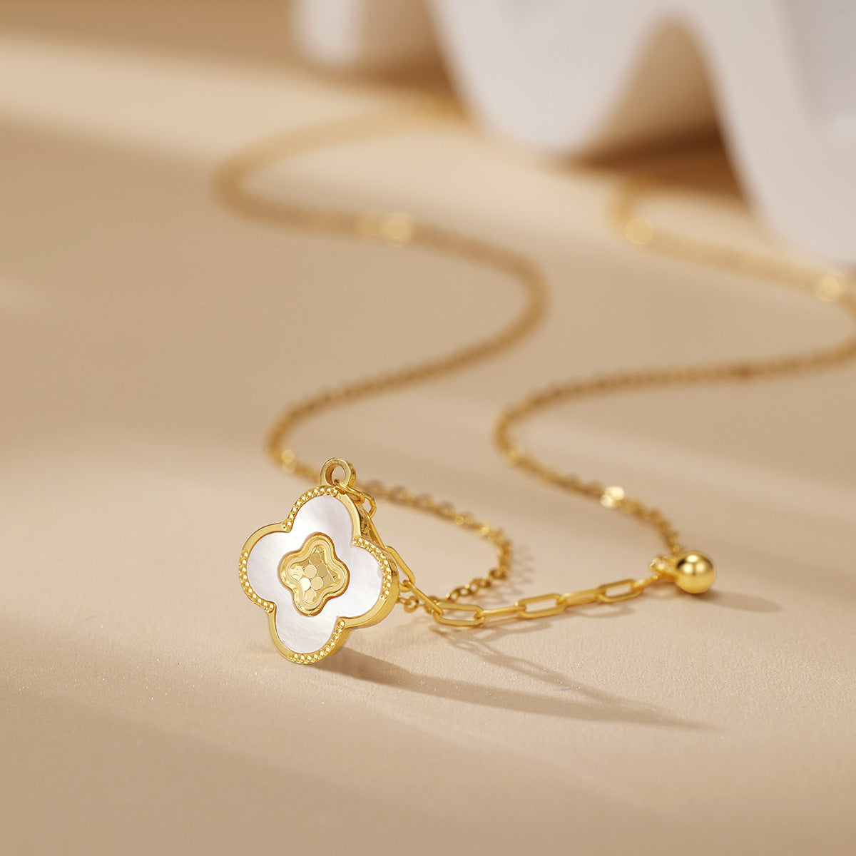 Damen filigrane Halskette mit blütenförmigem Anhänger und hochwertigem Goldbesatz Shop Nory