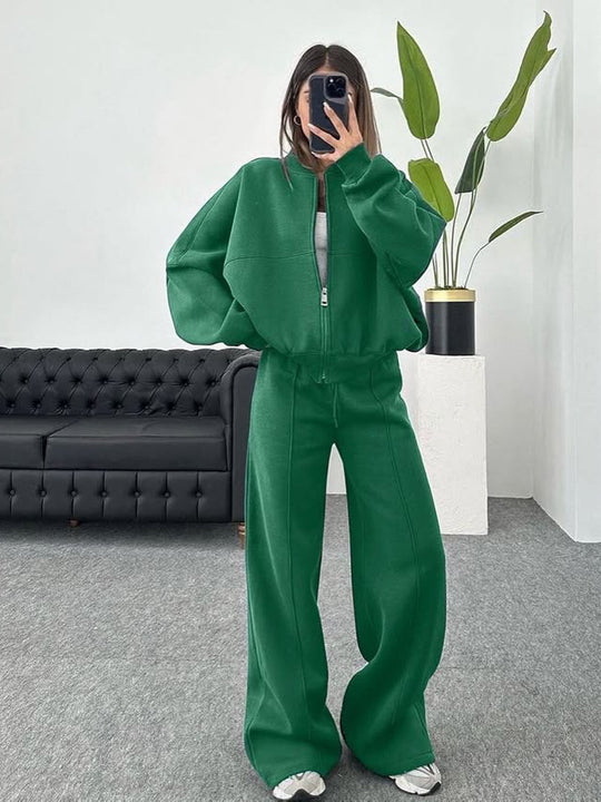 Damen sportive Oversize-Fleecejacke mit diagonaler Reißverschluss-Optik und weit geschnittener High-Waist-Jogginghose Shop Nory