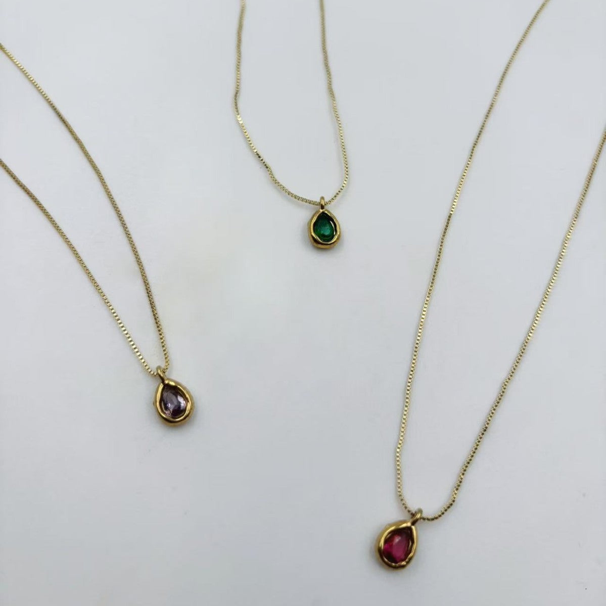 Damen Anhänger mit tropfenförmigem Design und bunten Edelsteinakzenten Shop Nory