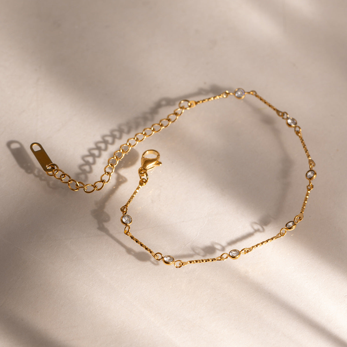 Damen filigranes Armband mit funkelnden Zirkonia Shop Nory