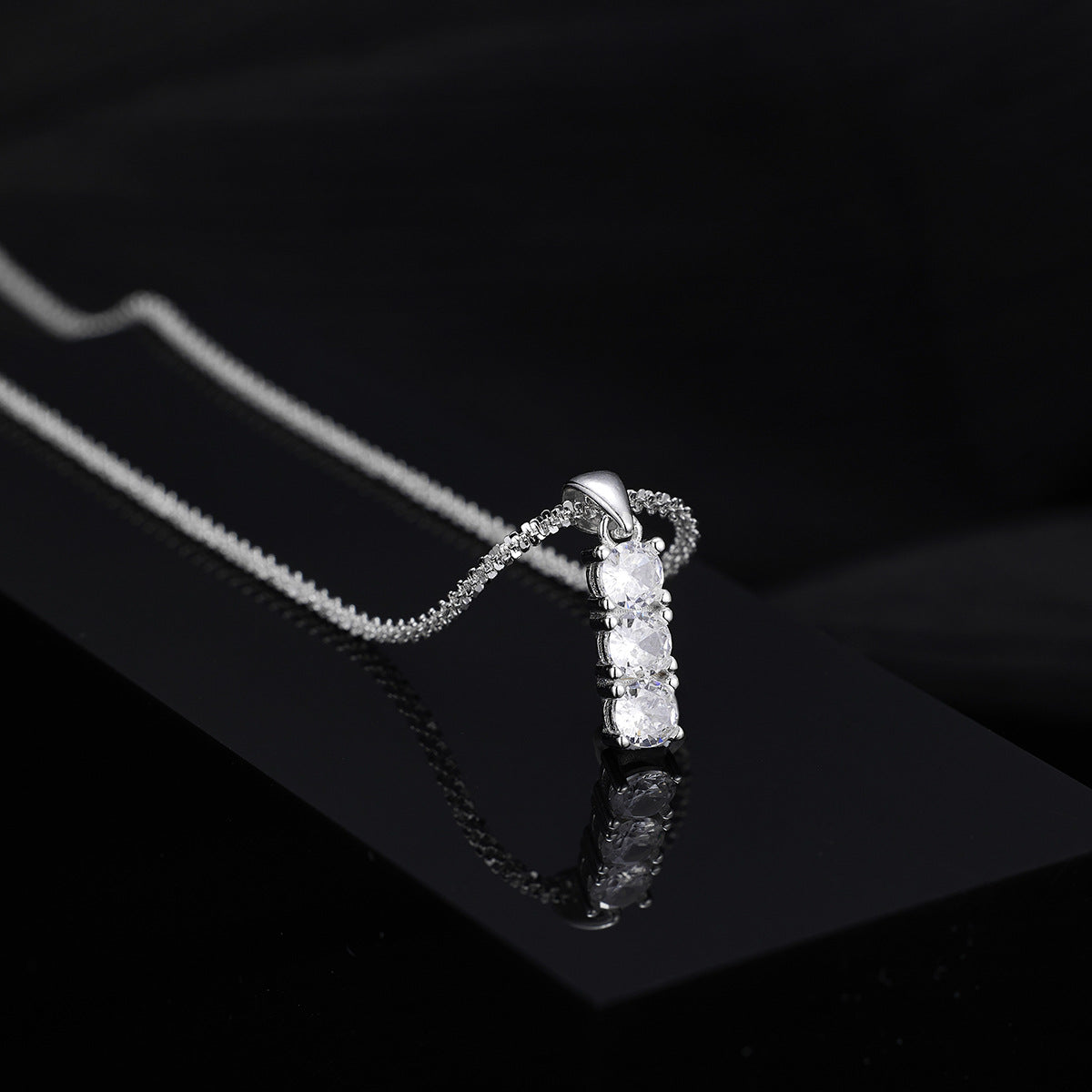 Damen Halskette mit funkelndem Anhänger und Zirkoniasteinen Shop Nory
