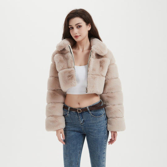 Damen Cropped Kunstpelzjacke mit horizontalen Volumenpaneelen, Steh-Umlegekragen und Reißverschluss Shop Nory