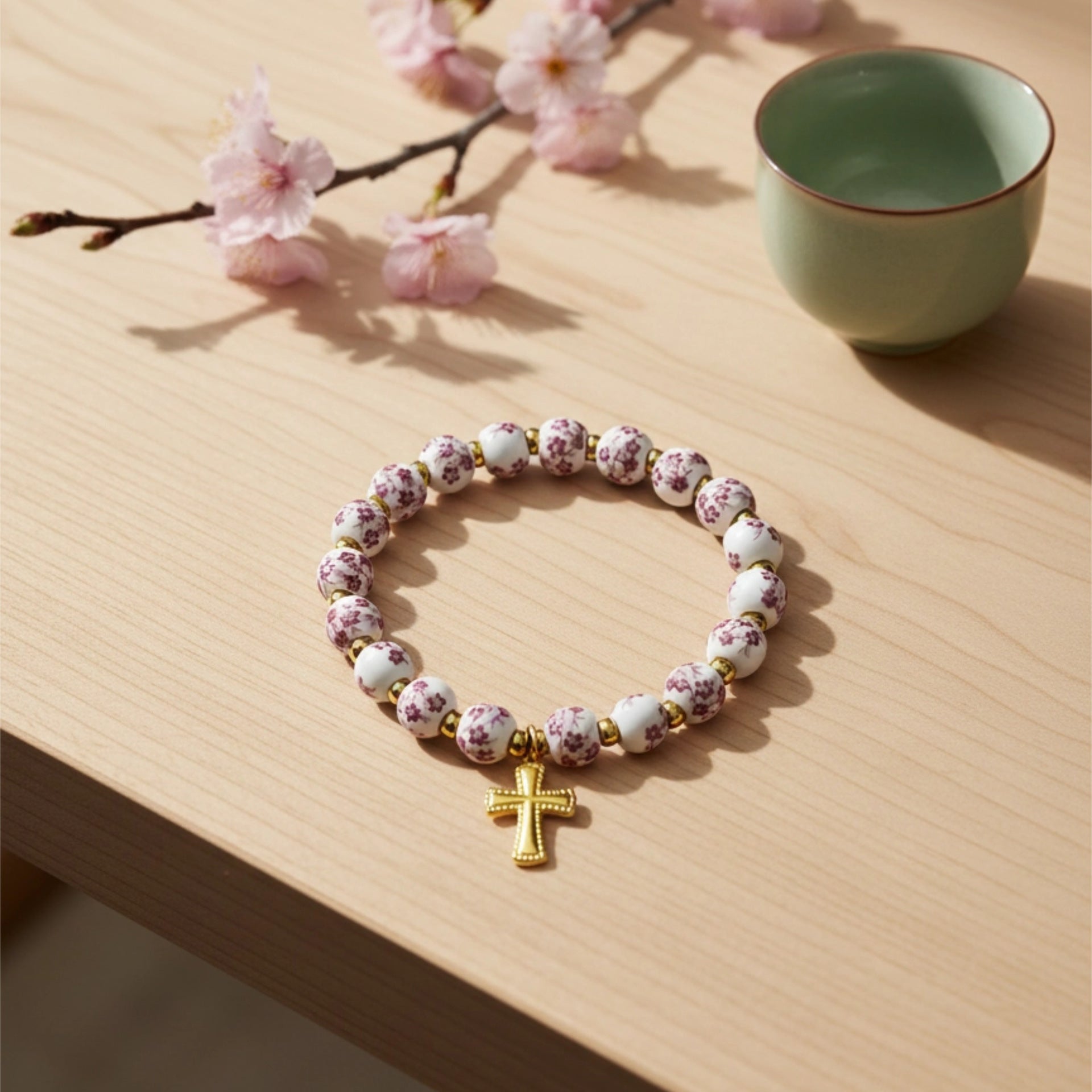Damenarmband mit floralem Design und goldenen Akzenten Shop Nory