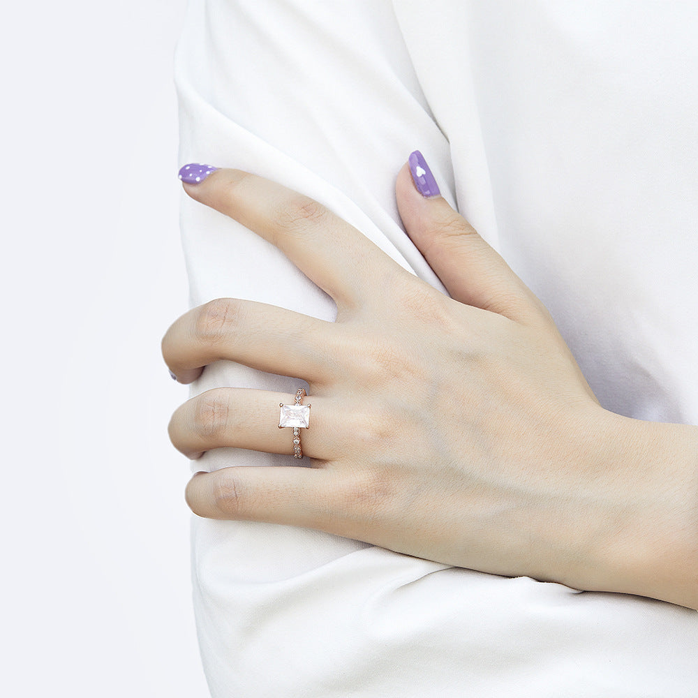 Damen Eleganter Verlobungsring mit quadratischem Diamant und filigranem Design Shop Nory
