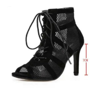 Damen Peep-Toe Stiefeletten aus atmungsaktivem Netzmaterial mit eleganten Schnürdetails