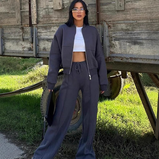Damen sportive Oversize-Fleecejacke mit diagonaler Reißverschluss-Optik und weit geschnittener High-Waist-Jogginghose Shop Nory