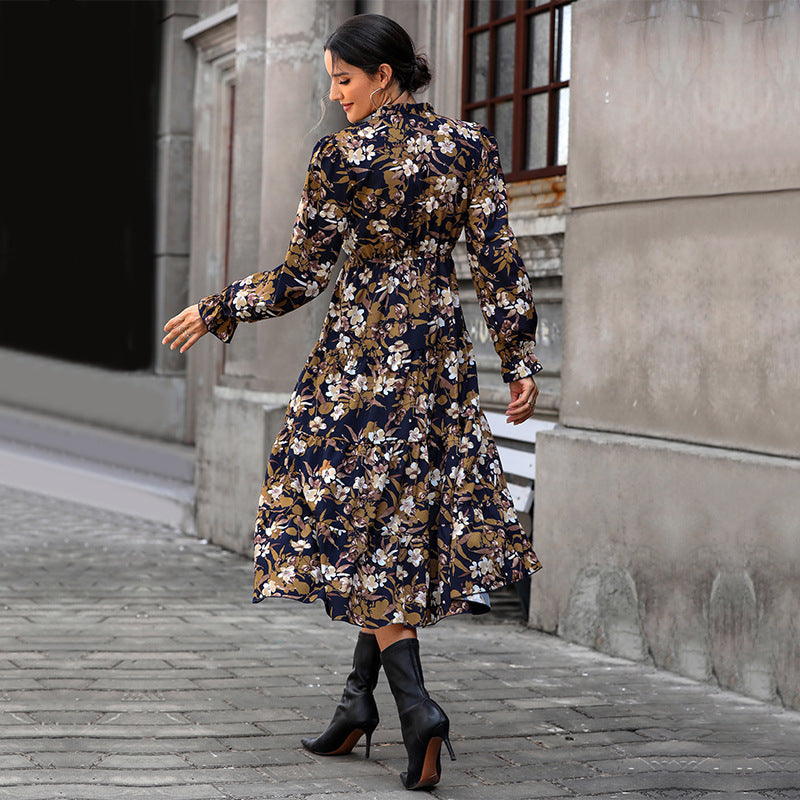 Damen Fließendes Blumen‑Midikleid mit V‑Ausschnitt, Smok‑Taillenband und Stufenrock Shop Nory