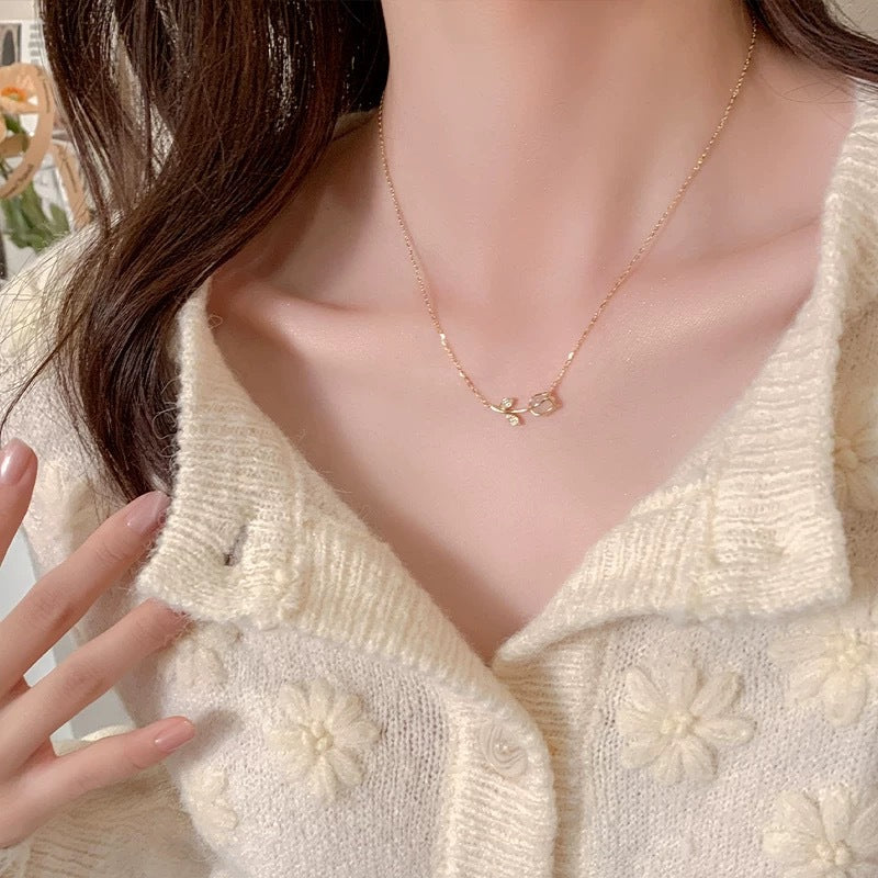 Damen Halskette mit elegantem Blatt- und Blütenanhänger Shop Nory