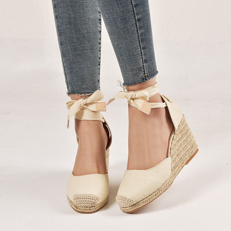 Damen nan Textil-Espadrille mit Bastkeil, Schleifenband-Knöchelriemen und gehäkelter Zehenkappe Shopnory