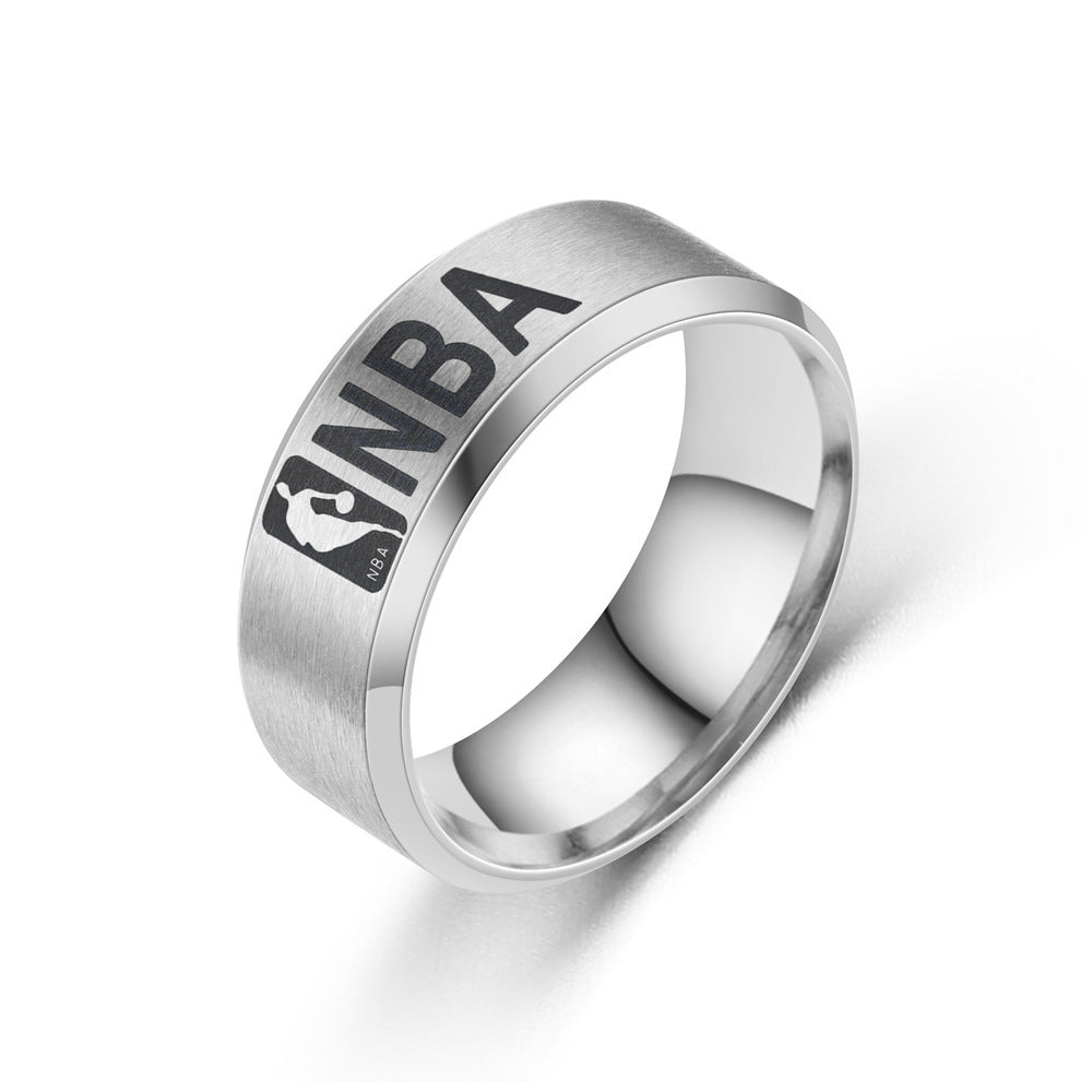 Herren Ring mit initialisiertem NBA-Motiv und eleganter Oberflächenstruktur Shop Nory