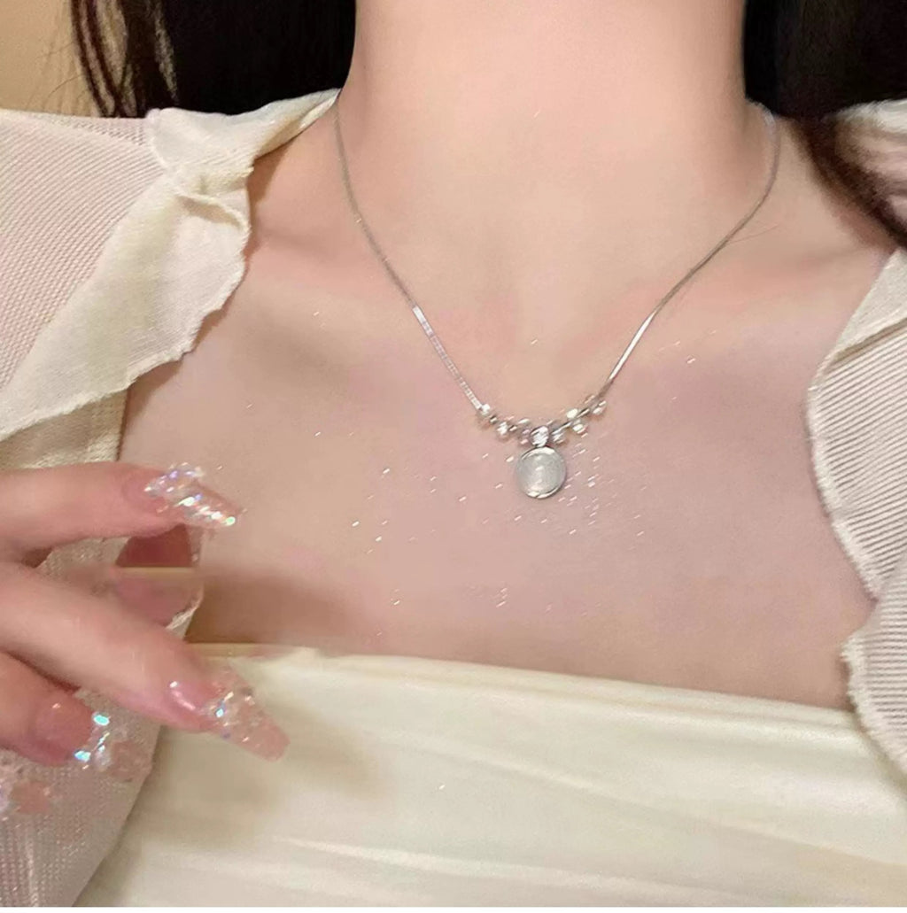 Damen Halskette mit einer Kombination aus funkelnden Zirkonia und einem eleganten Anhänger Shop Nory