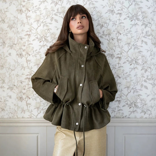 Damen Kurzblouson aus Veloursleder-Optik mit Kapuze, Tunnelzug‑Taillierung und Pattentaschen Shop Nory