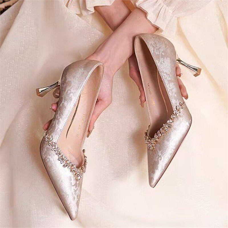 Damen elegante spitze Pumps mit funkelnden Strassakzenten Shopnory
