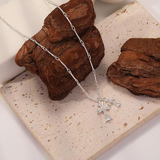 Damen Halskette mit funkelnden Kreuzanhängern und robustem Gliederketten-Design Shop Nory