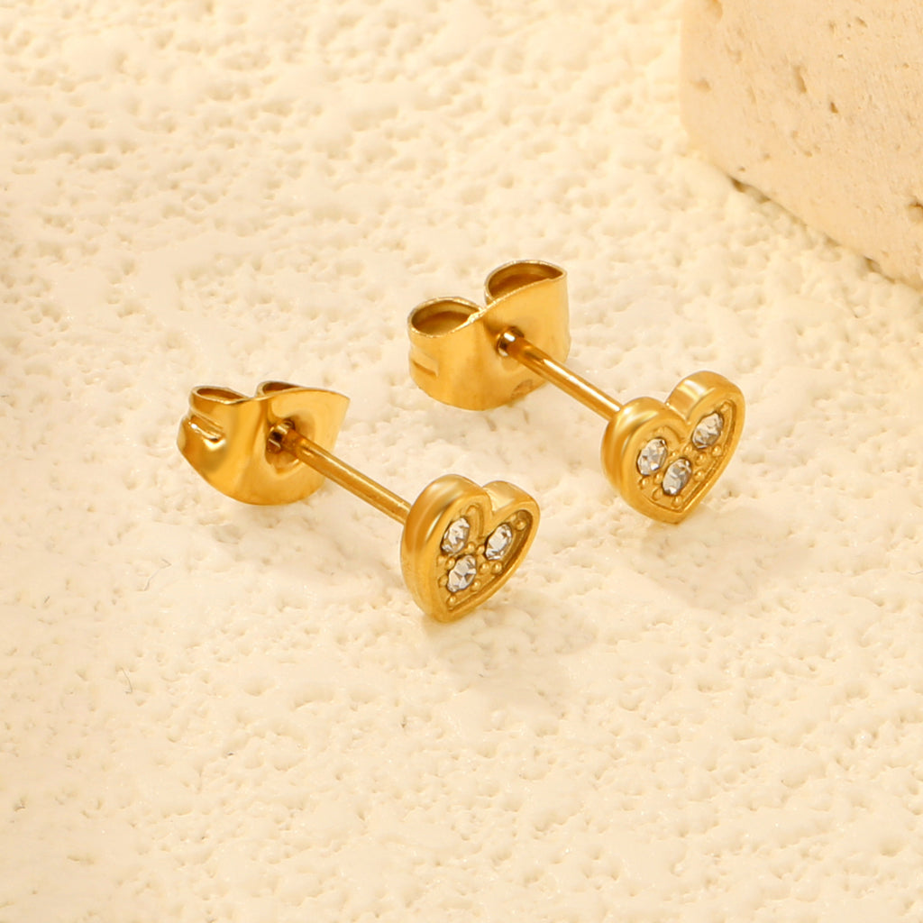 Damen Ohrstecker im modernen Herzdesign mit funkelnden Zirkonia Shop Nory