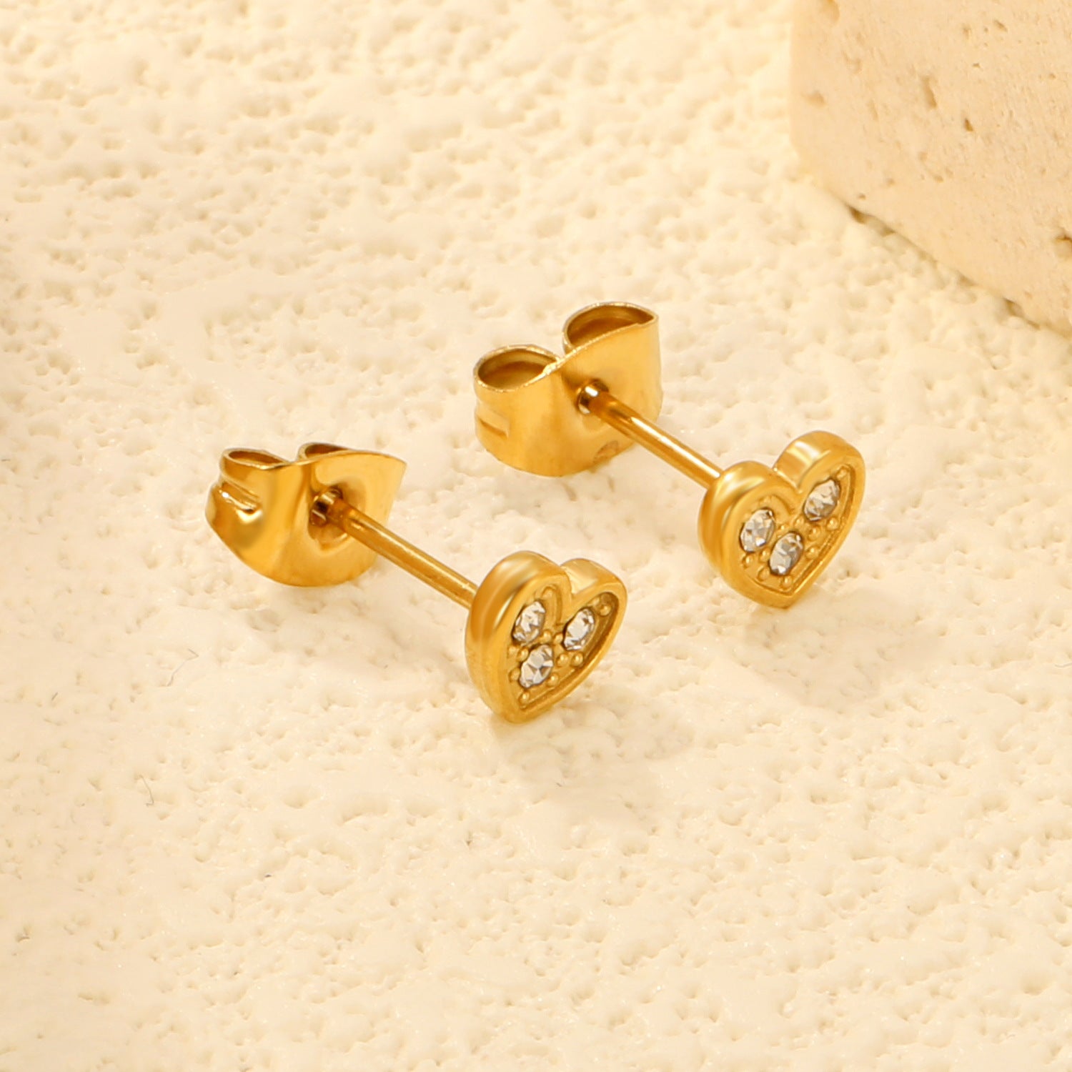 Damen Ohrstecker im modernen Herzdesign mit funkelnden Zirkonia Shop Nory