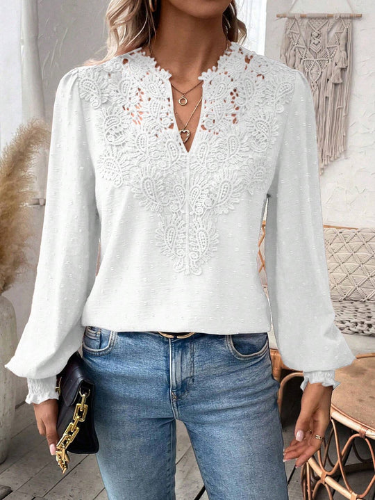 Damen Spitzenbluse mit V-Ausschnitt, Schweizer Punktstruktur und gerafften Manschetten Shop Nory