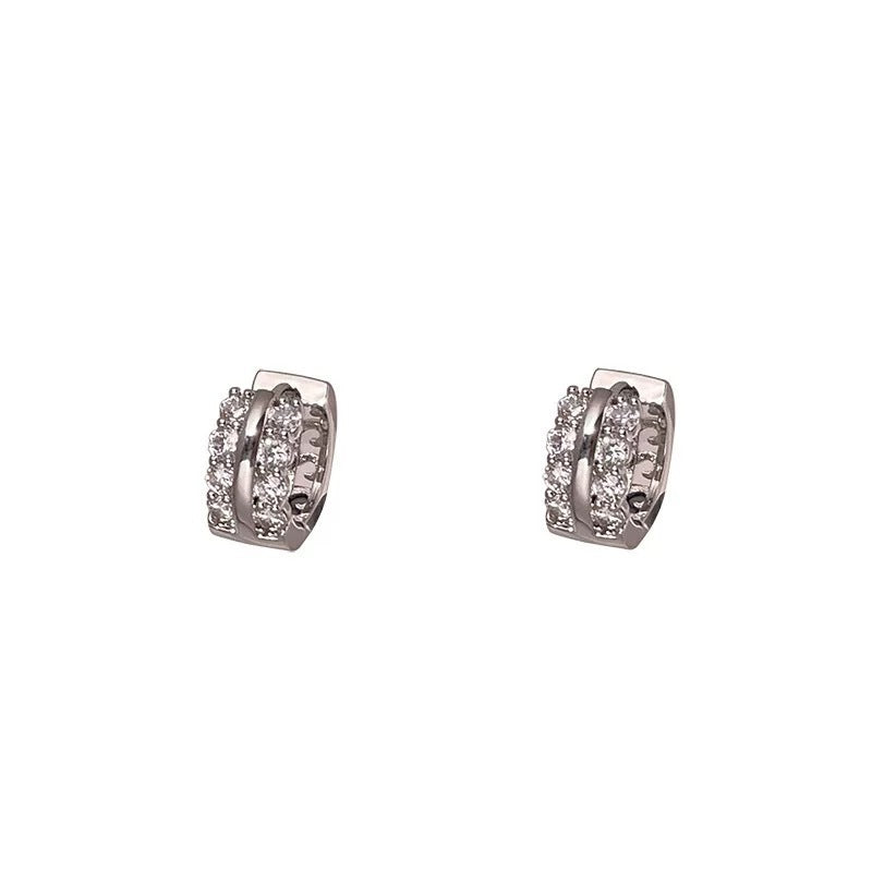 Damen Zarte Ohrstecker mit funkelnden Zirkonia Akzenten Shop Nory