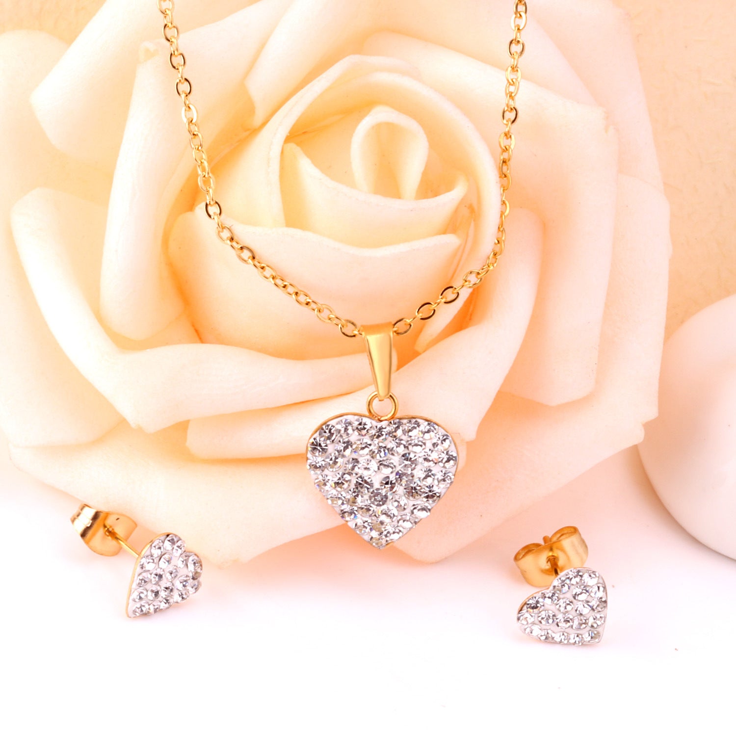 Damen Schmuckset mit funkelnden Herzanhängern und eleganten Ohrsteckern Shop Nory