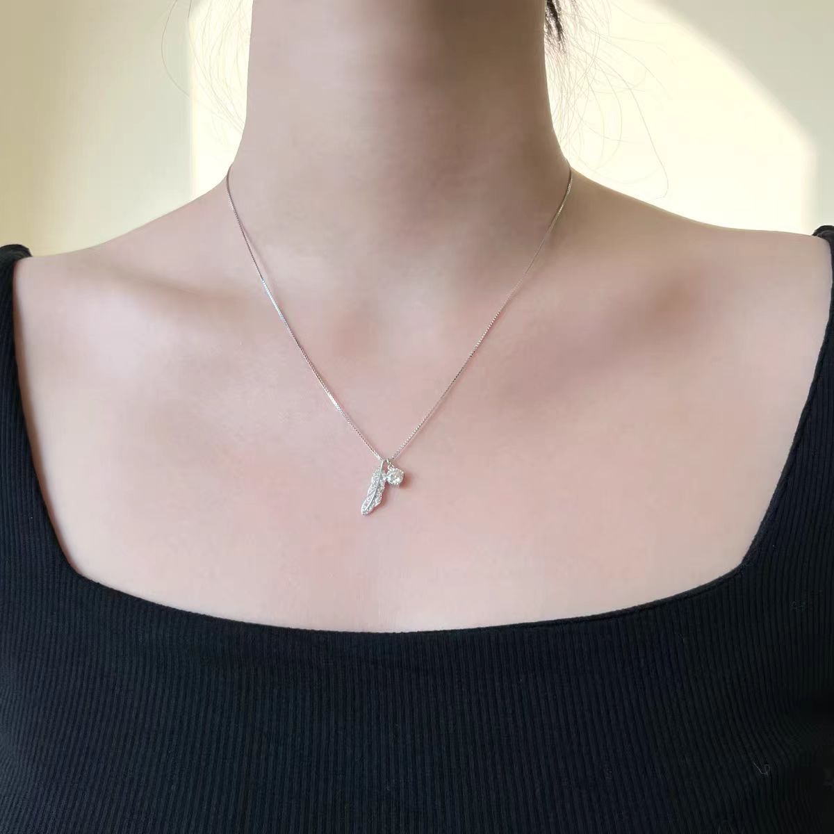 Damen Halskette mit filigranem Federmotiv und zartem Kristallanhänger Shop Nory