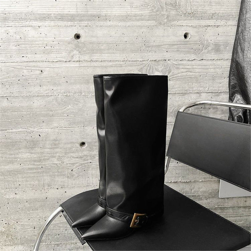 Damen Kniehohe spitz zulaufende Lederoptik-Stiefel mit schmaler Spitze und dekorativem Knöchelriemen Shop Nory
