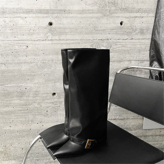 Damen Kniehohe spitz zulaufende Lederoptik-Stiefel mit schmaler Spitze und dekorativem Knöchelriemen Shop Nory