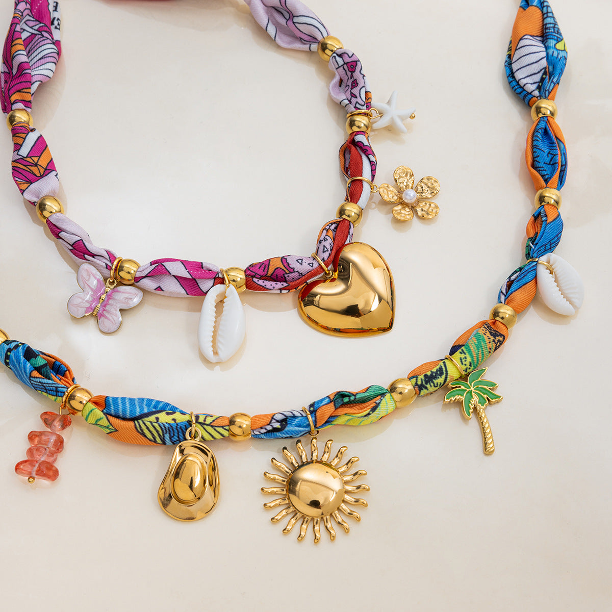 Damen Halskette mit geflochtenem Seidenband und goldenen Anhängern Shop Nory