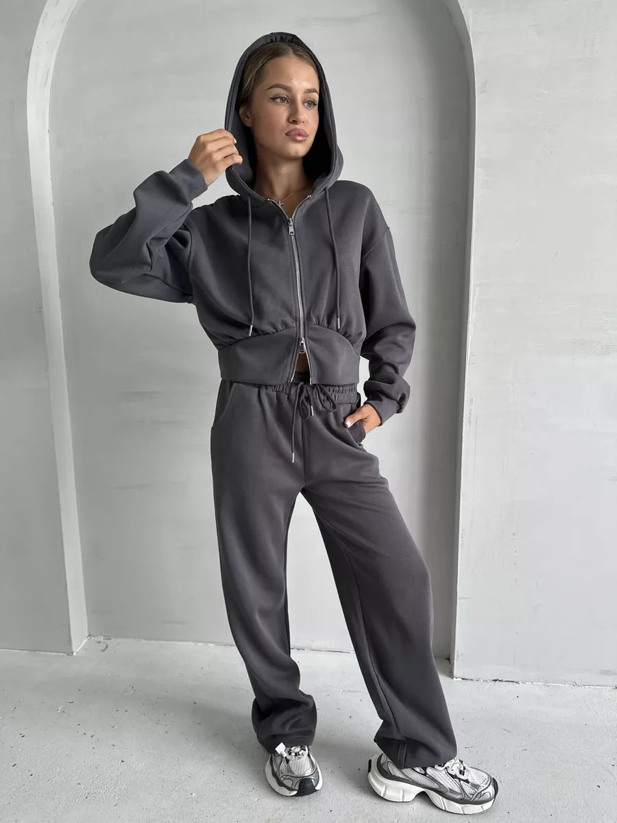 Damen gekürzte Zip-Kapuzenjacke mit formender Taillennaht und relaxed High-Waist Loungehose Shop Nory