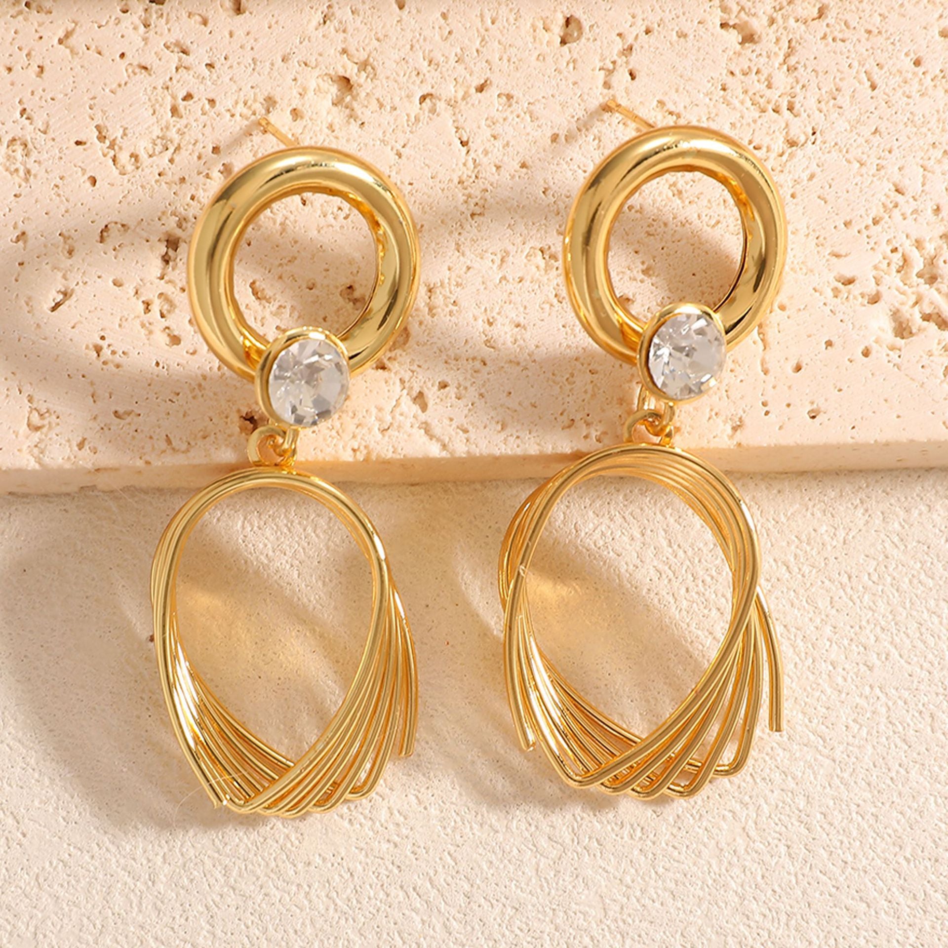 Damen Ohrringe mit elegantem, geschwungenem Drahtdesign Shop Nory