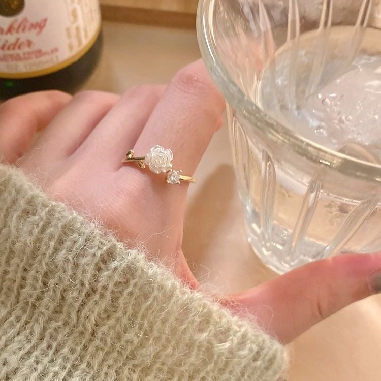 Damen Ring mit floralem Design und funkelnden Akzenten Shop Nory