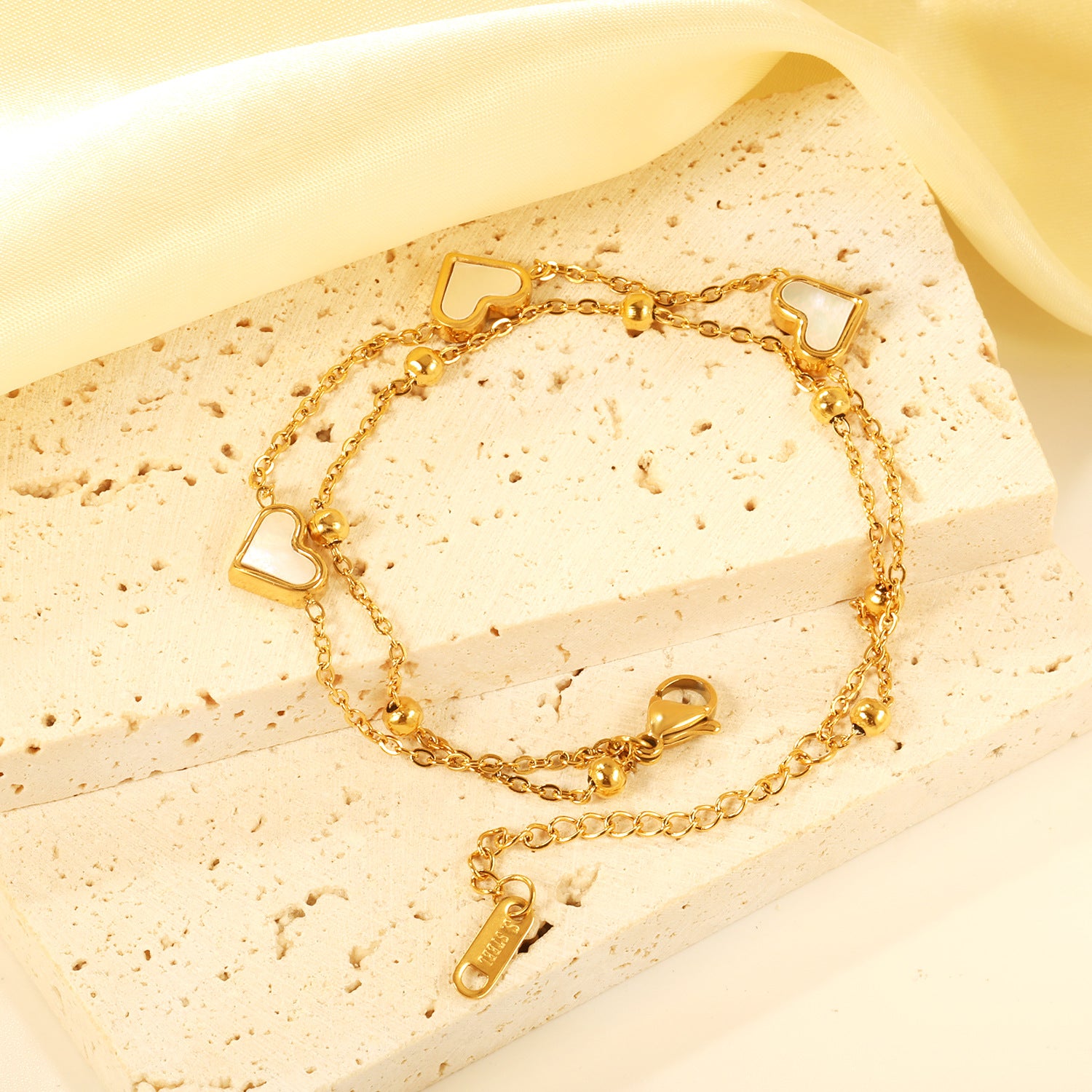 Damen Armband mit herzförmigen Elementen und elegantem Design Shop Nory