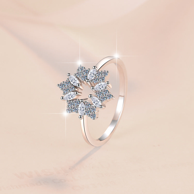 Damen Schmuckring mit funkelndem Design und strahlenförmigen Zirkonia Shop Nory