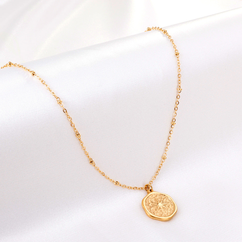 Damen Halskette mit verspieltem Kompassanhänger aus hochwertigem Edelstahl und goldplattierter Oberfläche Shop Nory