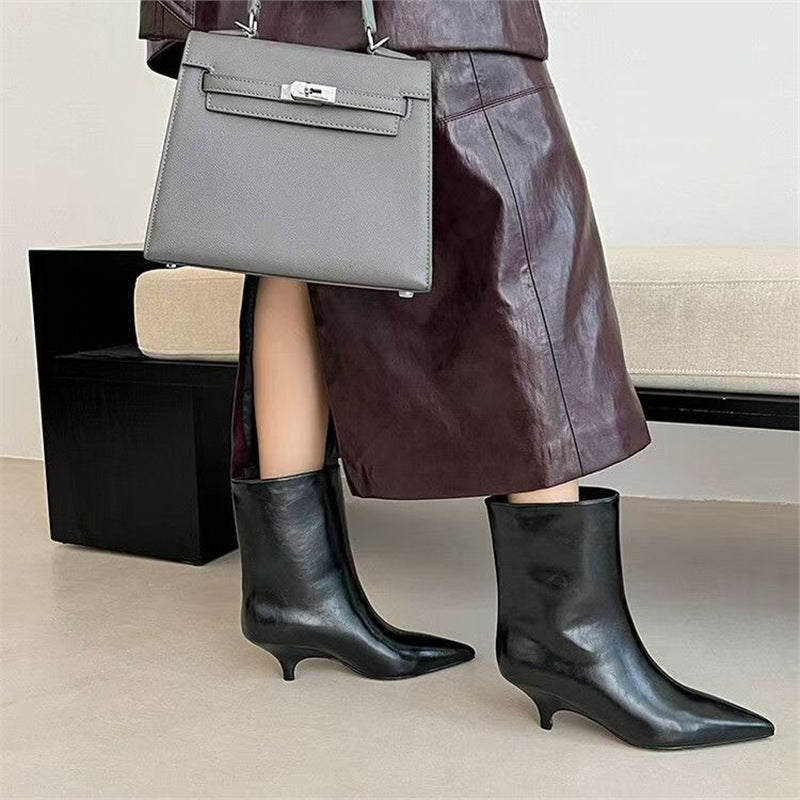 Damen kniehohe Stiefel mit spitzer Zehenkappe und skulpturiertem Kittenabsatz Shop Nory