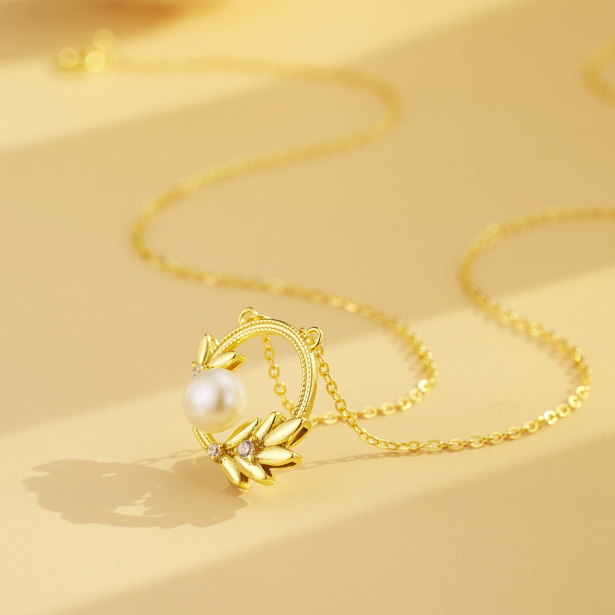Damen Halskette mit elegantem Perlenelement und filigranem Blätter-Design Shop Nory