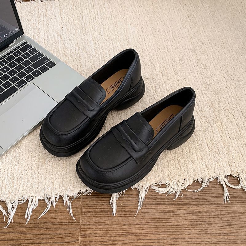 Damen Modische Chunky-Loafer mit profilierter Gummisohle, Kunstleder und dekorativer Metal-Applikation Shop Nory