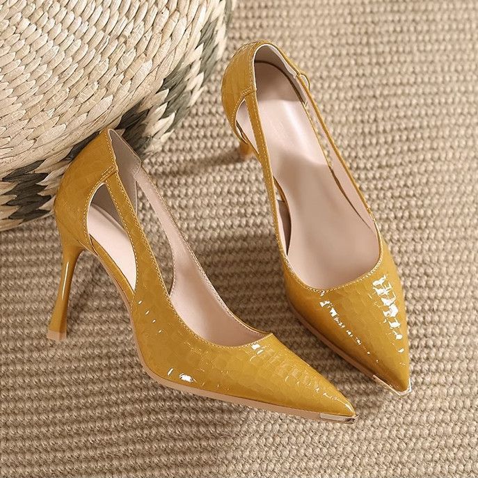 Damen Seitlich ausgeschnittene Lackpumps mit Krokoprägung und Metallkappe Shop Nory
