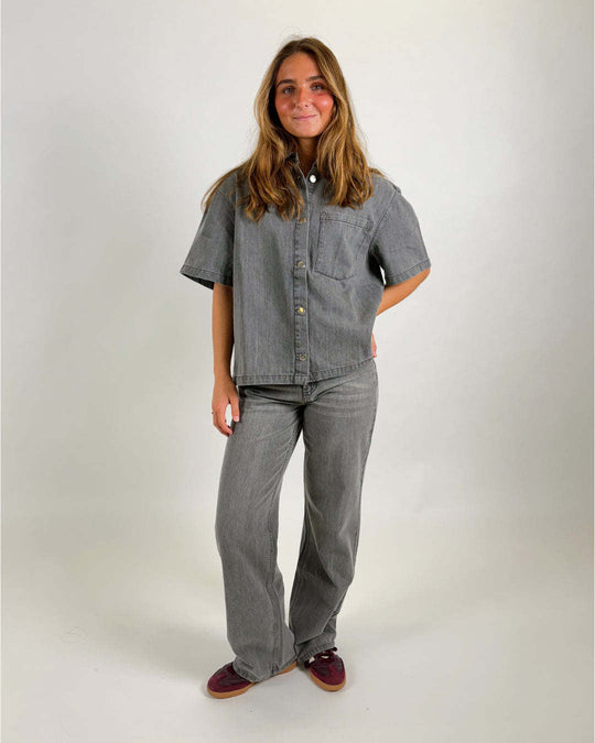 Damen Oversized Denim-Hemd mit kurzen Ärmeln und aufgesetzten Taschen