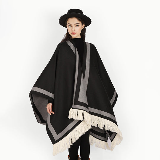 Damen Rechteckiger Capeponcho mit grafischem Randstreifen, Fransen und kastiger Silhouette Shop Nory