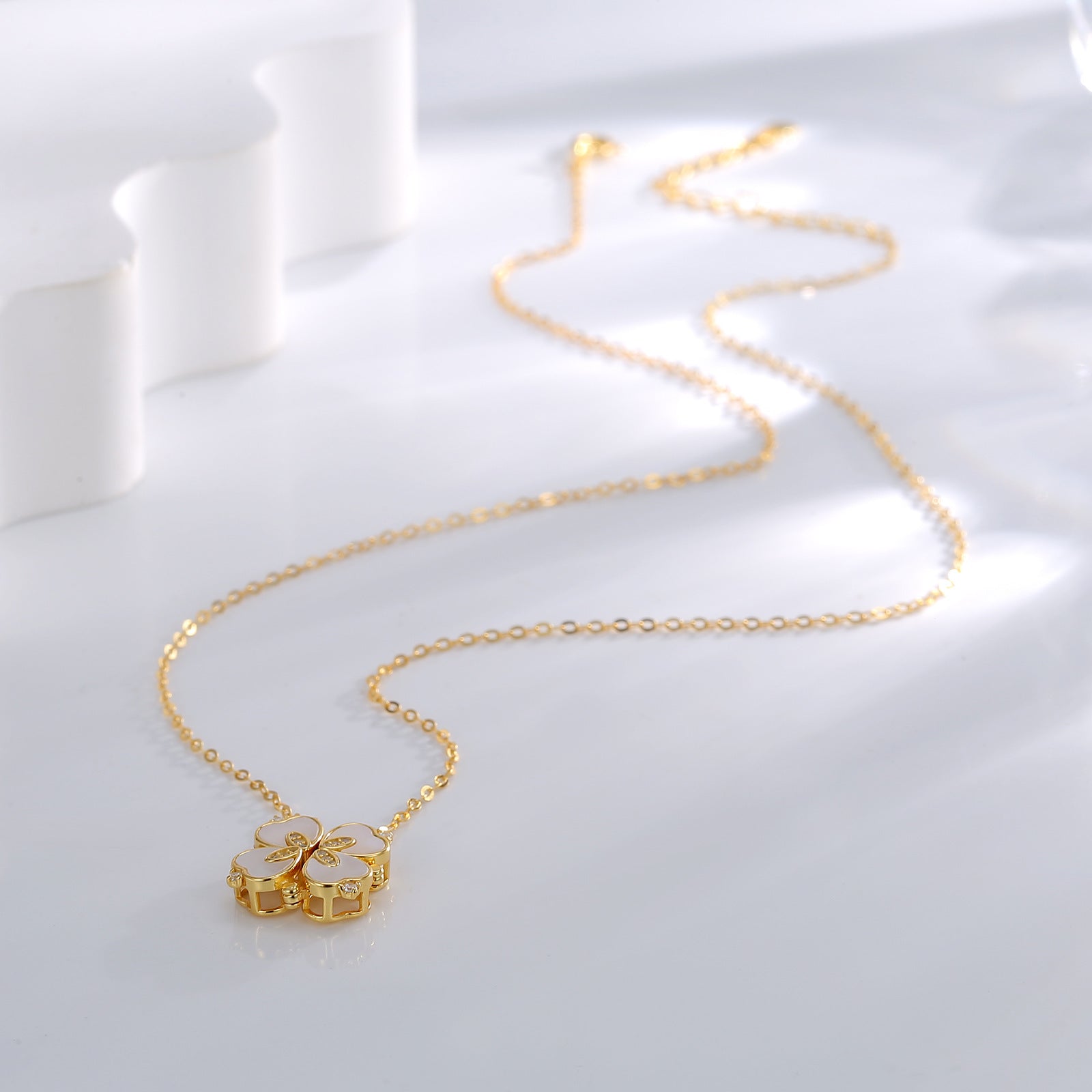 Damen Halskette mit kunstvollem Herzdesign und funkelnden Zirkonia Shop Nory