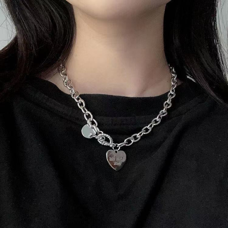 Damen Halskette mit graviertem Herzanhänger und eleganten Links Shop Nory