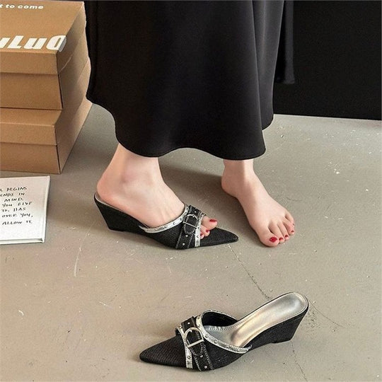Damen Spitz zulaufende Mule-Pantolette mit niedrigem Keilabsatz und verziertem Schnallenriemen Shop Nory