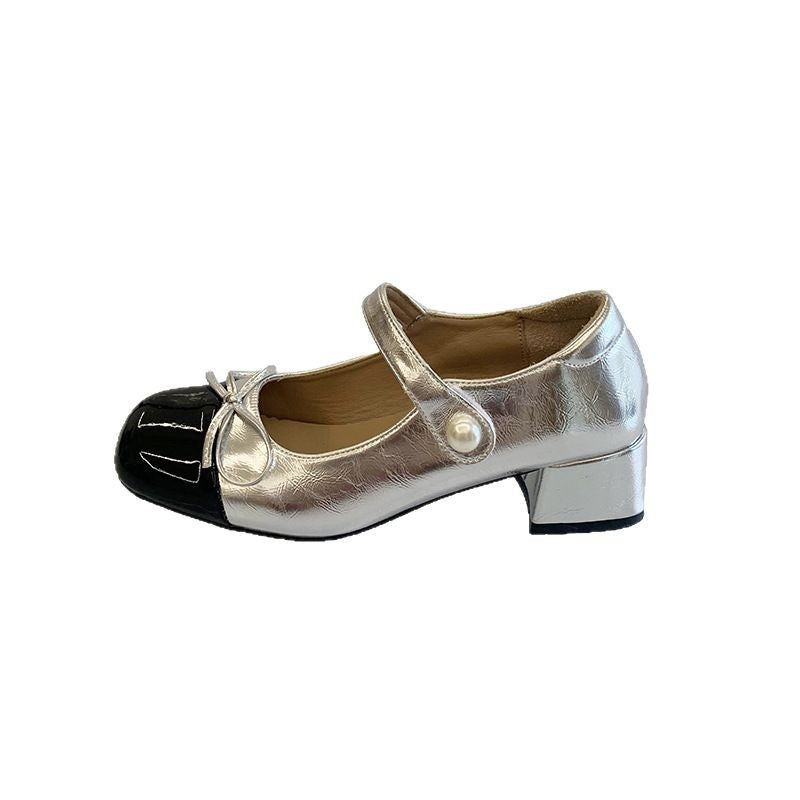 Damen Mary‑Jane Ballerina mit Kontrast‑Lackkappe und Perlenriemen Shop Nory