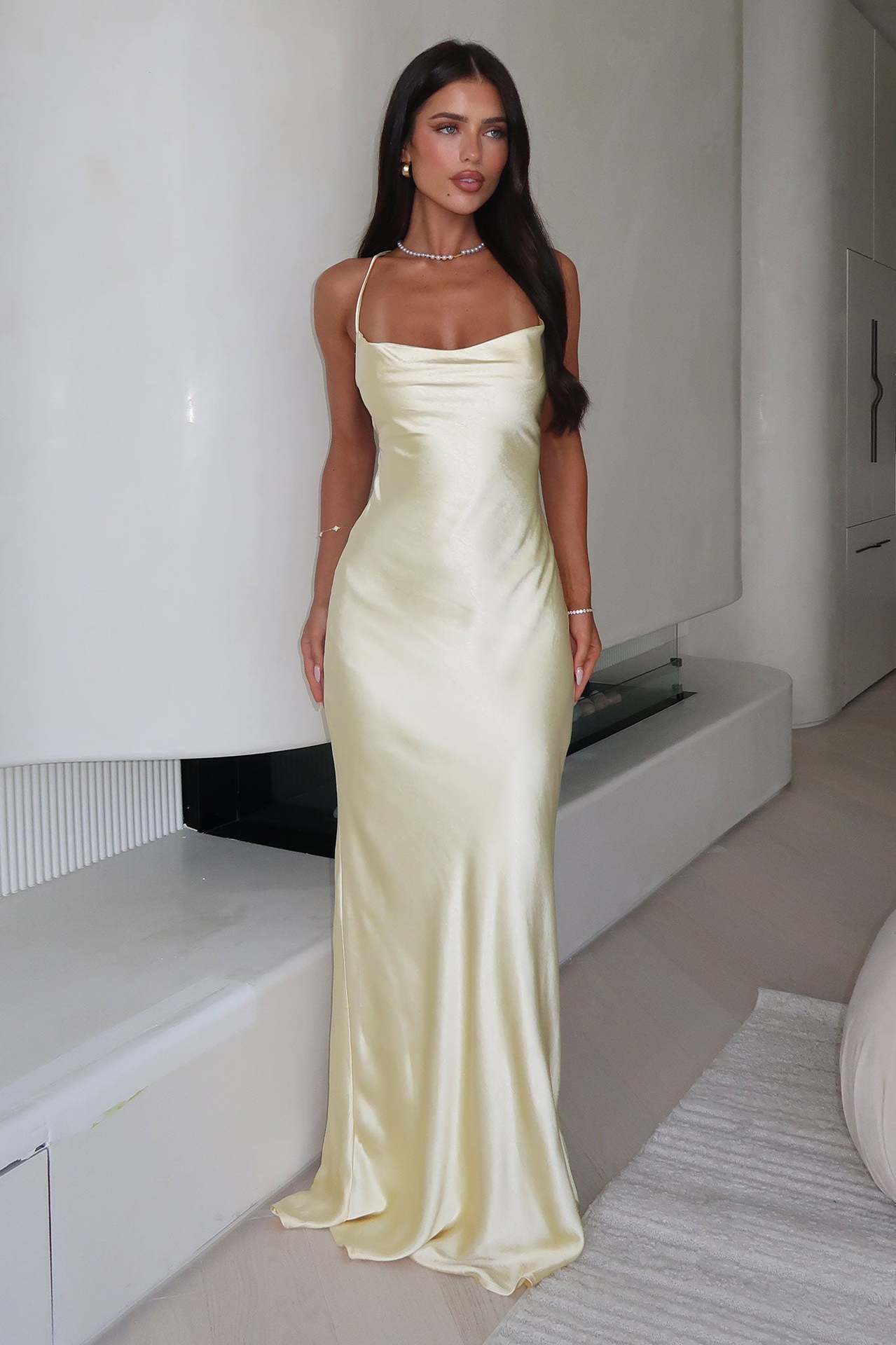 Damen Elegantes Satinabendkleid mit spaghettiträgern und fließendem Schnitt
