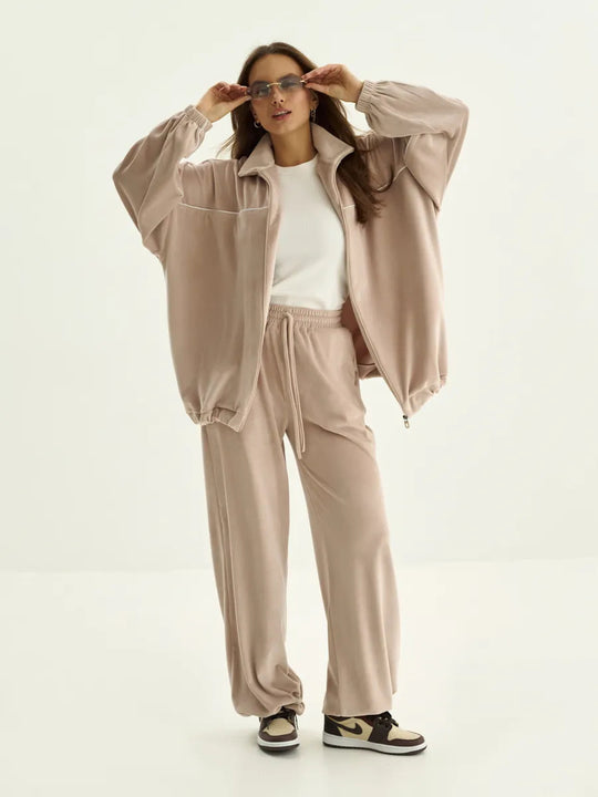 Damen Palazzo-Lounge-Set aus seidig-weichem Nicki mit hoher Kragenblende, Oversize-Passform und elastischer Bundhose Shop Nory